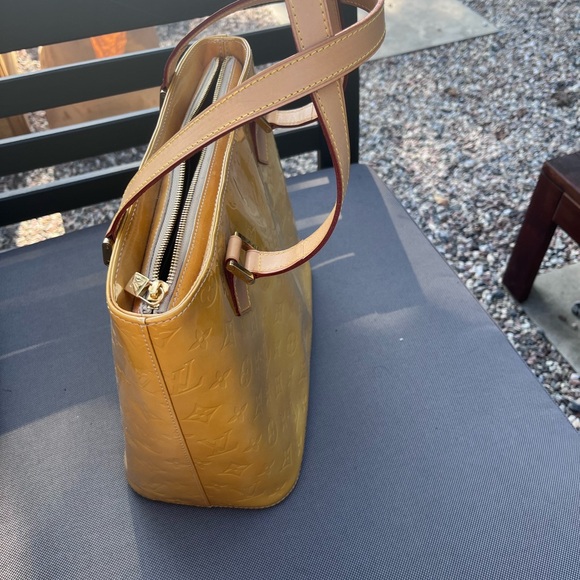 100% Authentic
Louis Vuitton Gold and Tan Houston Vernis - Picture 11 of 14